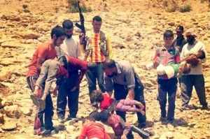 1 Yazidis burying their dead